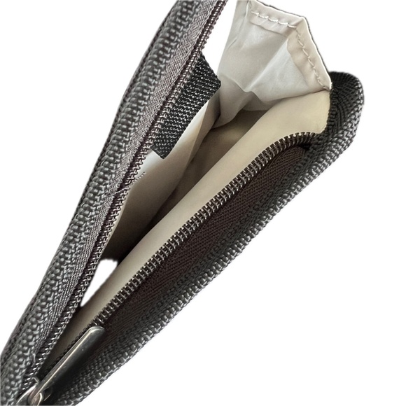 Tracker Passport Phone Travel Crossbody Bag Black Convenient Side Zipper Pocket - Picture 7 of 8